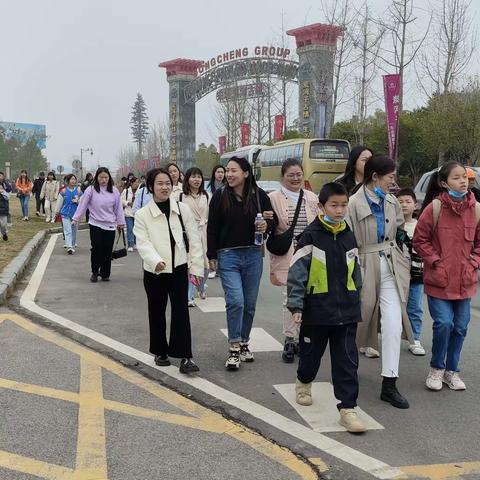 心怀暖阳  笑迎春光 ——小太阳幼儿园教职工三八女神节踏春游记