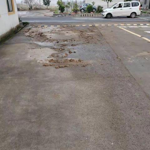 清理路上淤泥