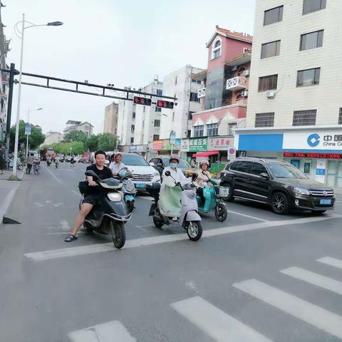 文明劝导，网格员在岗