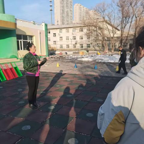 “用心陪伴、静待花开”龙南幼儿园家长会