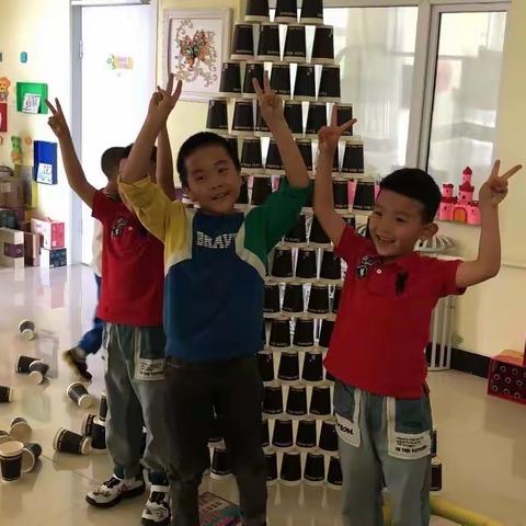 龙南幼儿园大班室内游戏案例《搭高楼》