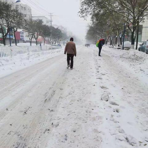 锦州分行重庆路支行暴风雪中显温情