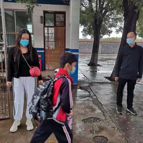 安全防护        快乐起航        -------龙安区东北联校开学第一天安全防护工作