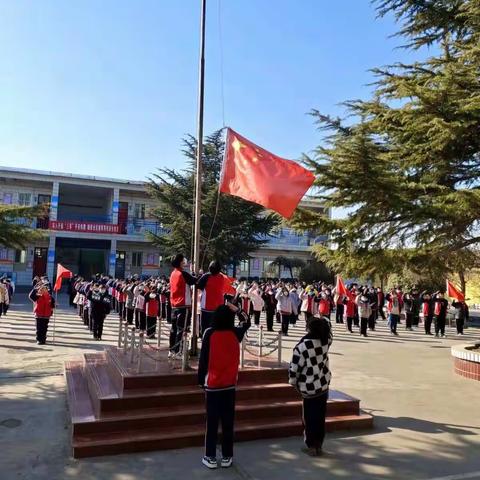 神采奕奕         一起向未来------龙安区东北联校新学期第一次升旗仪式暨开学典礼