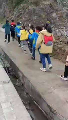 缅怀革命先烈，传承红色基因