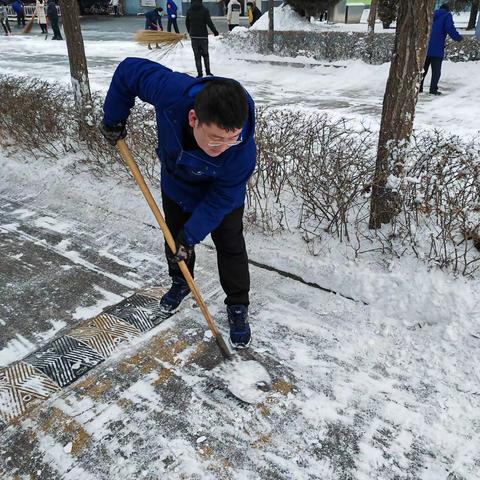 落实分公司现场管理制度，技术室全员积极清理积雪