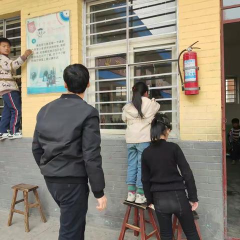 安丰乡木厂屯小学大扫除