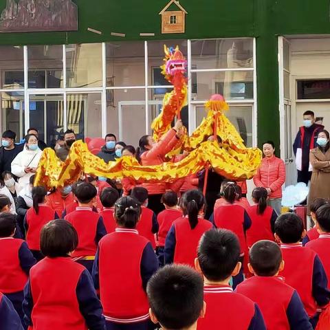 小班迎新年亲子趣味运动会———“萌娃迎新年，牛气冲上天”