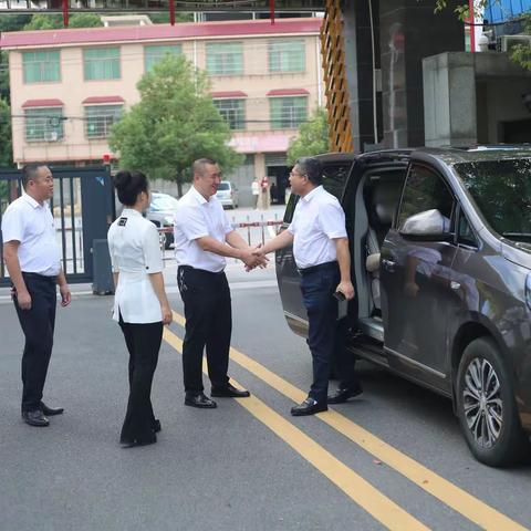 艳阳高照风物美 一枝一叶总关情——衡阳县委常委、县纪委书记、县监委主任钟斌来我校看望慰问教师