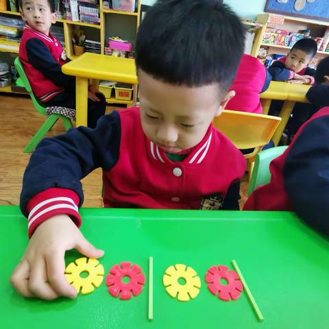 数学生活化之数学活动《按规律排序》