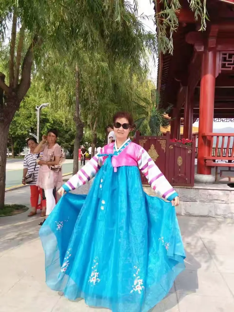 岳老师在跳民族舞朝族舞姿优美,不减当年的青春活力。扭起来跳起来