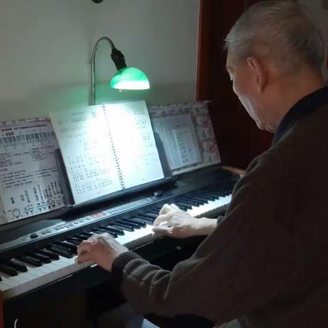 学弹〖还没有爱够〗曲子