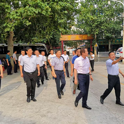 徐市长一行到天桥街道察看老旧小区、背街小巷整治工作开展情况