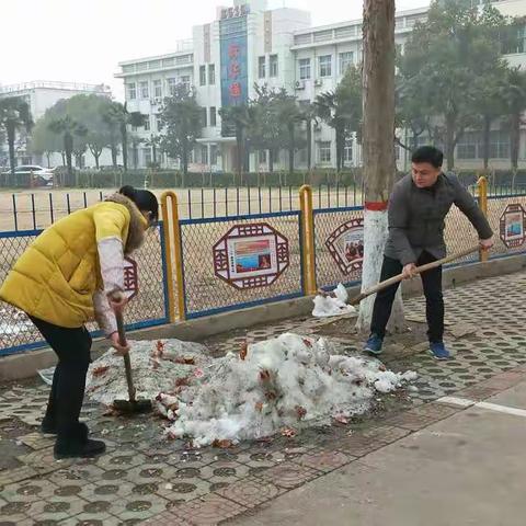 天桥街道积极清扫背街小巷残余积雪