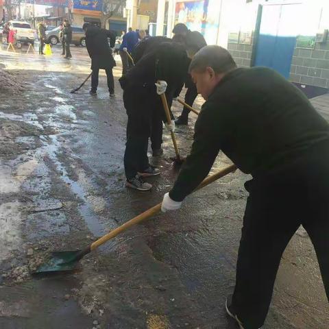 天桥街道开展铲雪除冰行动