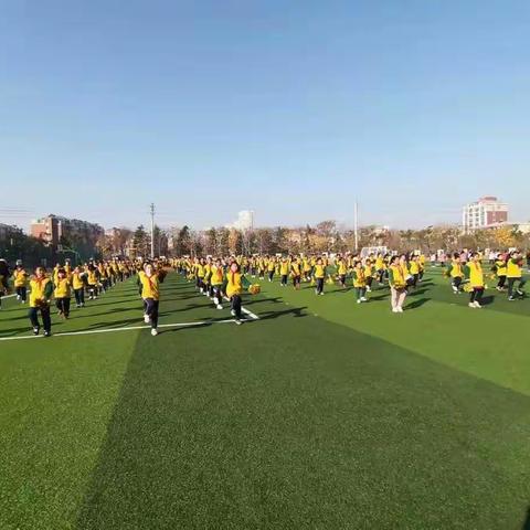 阳光体育，绽放活力——豫新小学举行三年级啦啦操比赛