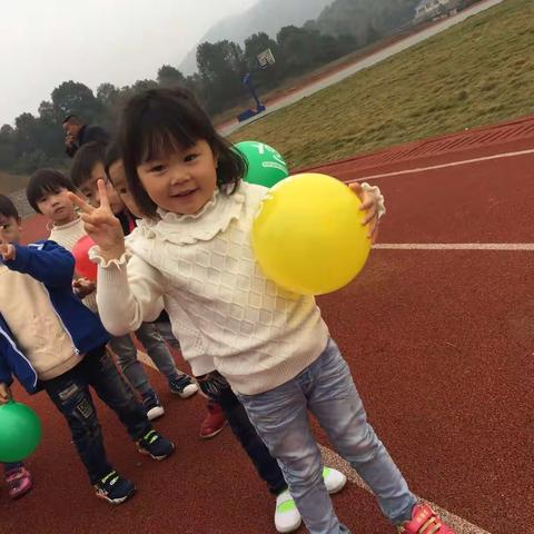 💓。麻山中心幼儿园亲子运动会之草莓🍓班                       by恬恬妈