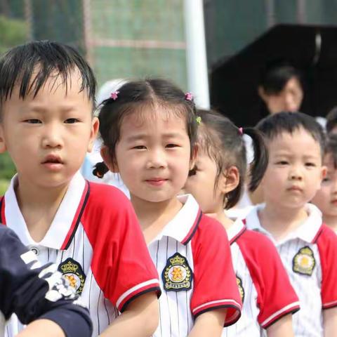 《放飞梦想,与爱同行》小班年级亲子活动