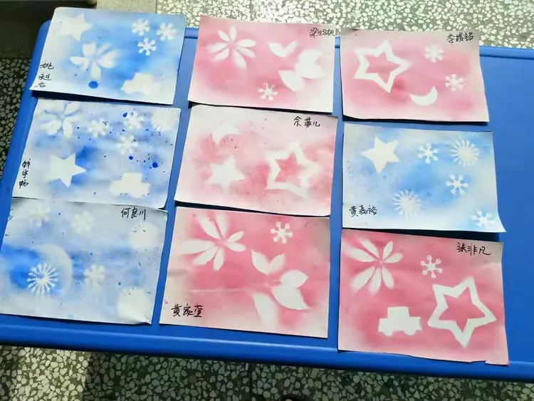 水粉颜料),小梳子(梳齿疏密适中),废旧牙刷