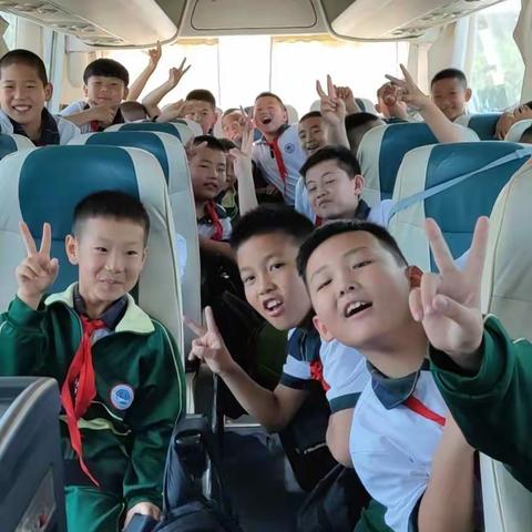 东胜区学苑小学三年级3班九城宫实践活动《学在旅途，乐在其中》