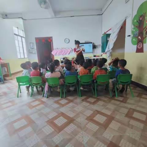 启蒙蓝天幼儿园大2班主题课之《垃圾从哪里来》