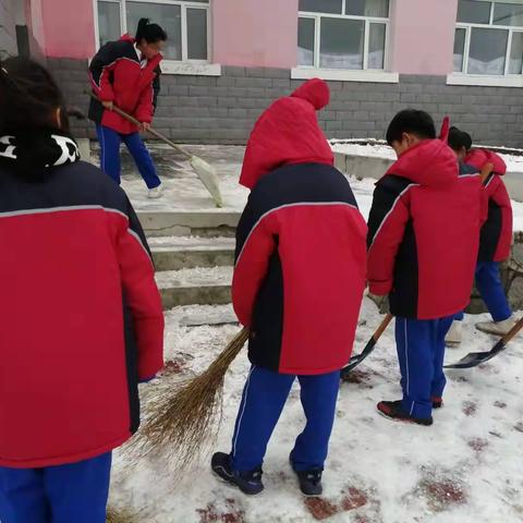 初雪满校园 扫雪护安全——柳树镇中心小学扫雪记