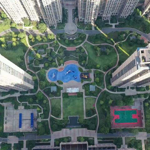 摆地摊—搞盲盒。吃完饭开干，摆摊1小时左右，有点下雨了收摊，3元一个盲盒、共卖20单，收摊，兄弟三，回家分红😊