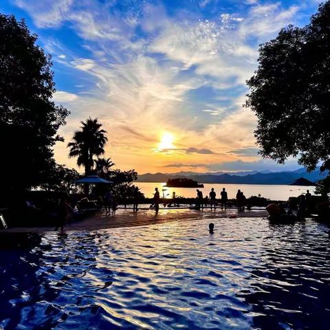 千岛湖记下美好回忆，把眼睛留给风光，把体重留给美食[偷笑][偷笑]明天继续[偷笑][偷笑][偷笑][捂脸]