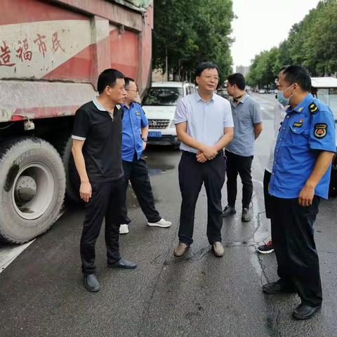 局党组成员、副局长唐聚民对强降雨期间渣土车封堵桥涵情况进行检查