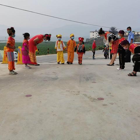 遮放弄坎恩慧幼儿园小一班第一季目瑙纵歌节