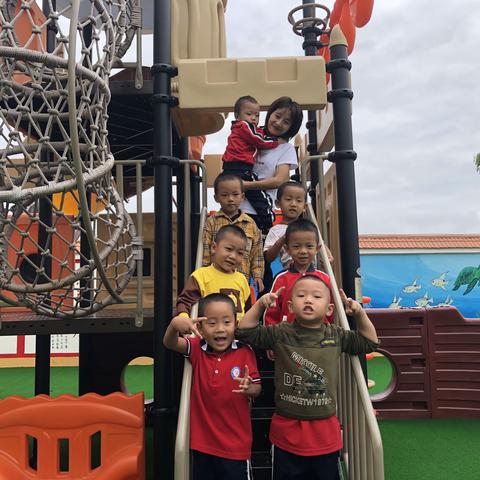 当早晨的第一缕阳光叫醒沉睡的大地，我们美丽的幼儿园也被小朋友们稚嫩的童声唤醒，一周就这样快乐的结束了