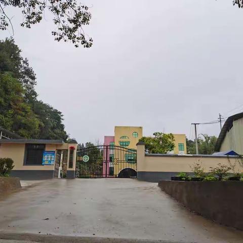 灵川县幼儿园东片教研区开展区域自主游戏材料的创设研讨暨培训活动