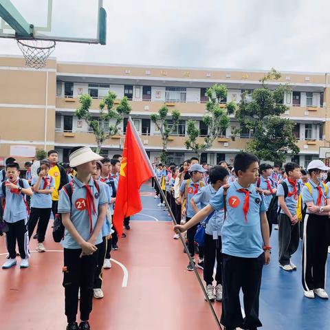 旗帜飞扬，心有梦想，仰望先烈，致敬英雄。