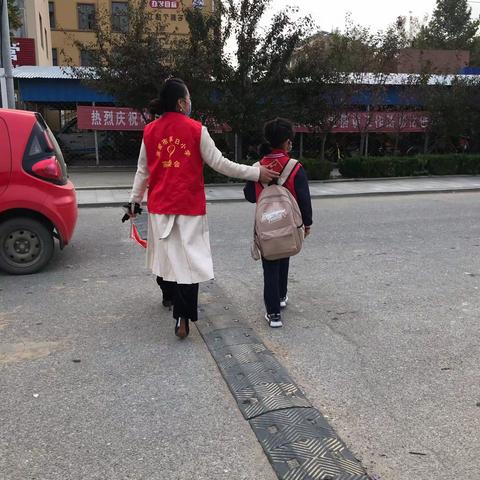 最美背影—记孚日小学家委会日常执勤掠影