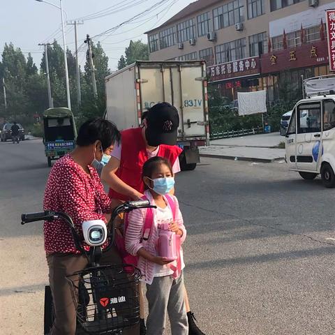 最美红马甲—孚日小学一道美丽风景线