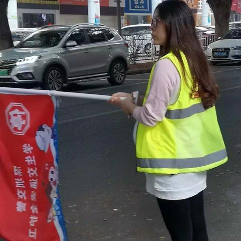 家校义警交通安全护航——记三（2）班义警值勤周