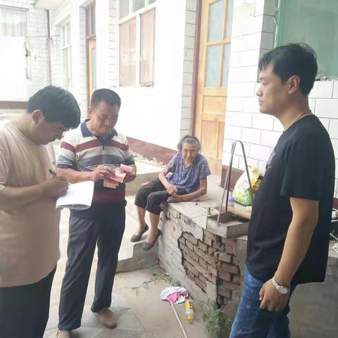 党员干部齐上阵入户走访做宣讲