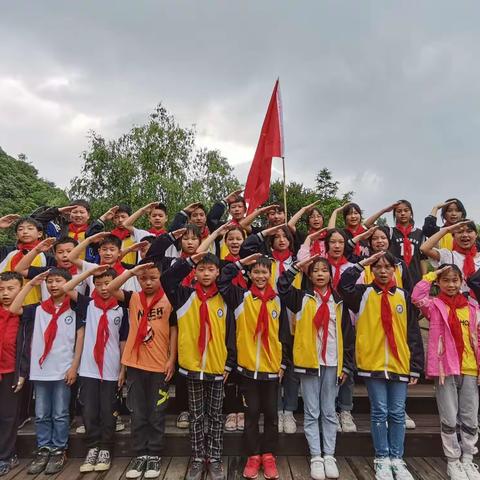 保护湿地 从我做起                      ——麻城市浮桥河学校组织少先队员代表开展清洁湿地公园活动