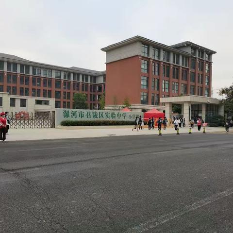 与秋天同行，永远在路上——召陵区实验中学六二班家长护学岗