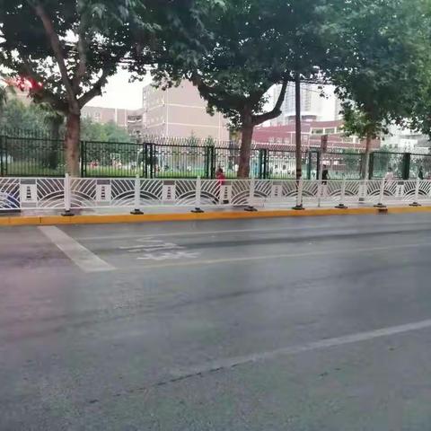 【航天基地城市管理局】积极推进隔离护栏增设工作  全力保障辖区人民群众出行安全