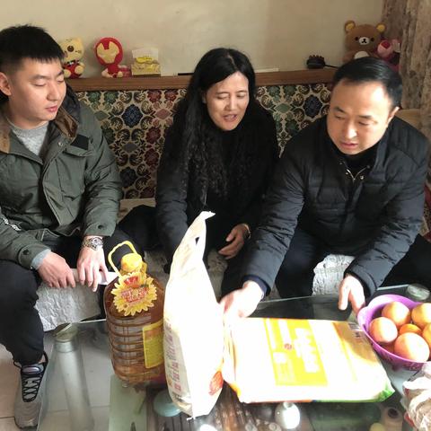 文艺路街道党工委书记李方深入文北二社区慰问困难群众