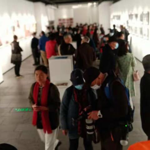 高艺斌写：《参观青泥π摄影展》