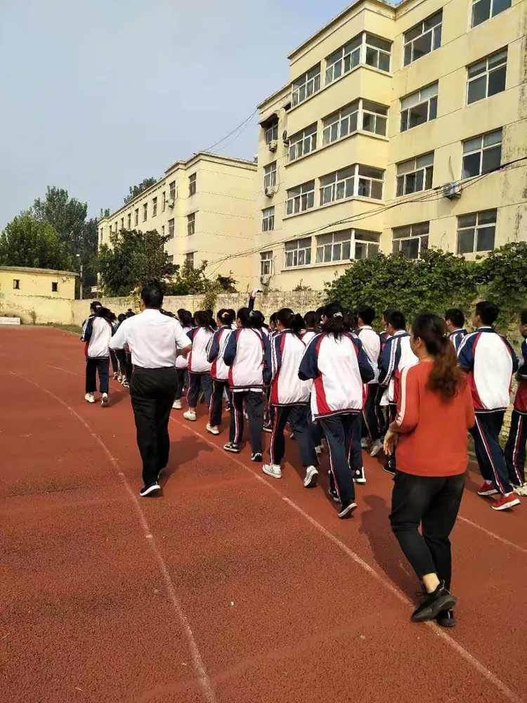 东阿县第三中学开展"一缕阳光"摄影活动