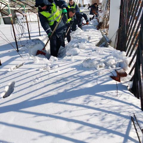 白音华西收费所职工齐动手，除雪为春耕