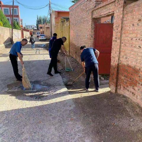 “斩草除根” ——托县卫健委组织全县卫生健康系统各单位集中开展“蒿草清理专项行动”