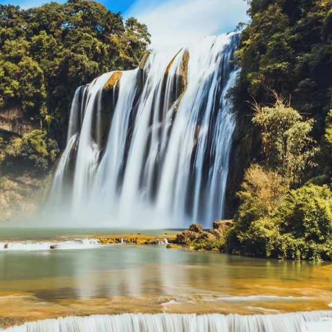 必是天河水漫堤，狂流直泻落山溪。