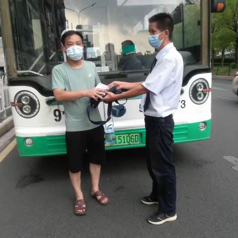 乘客落下5000元现金，公交司机如数归还。