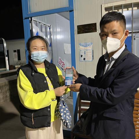 乘客险失手机，热心公交司机连夜归还。