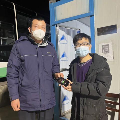 大意乘客失手机，公交司机完壁归赵。