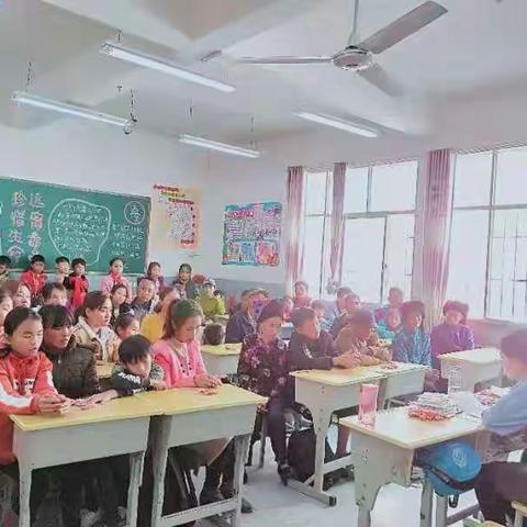 绿春县大黑山镇中心小学２０１９－２０２０学年秋季学期家长会